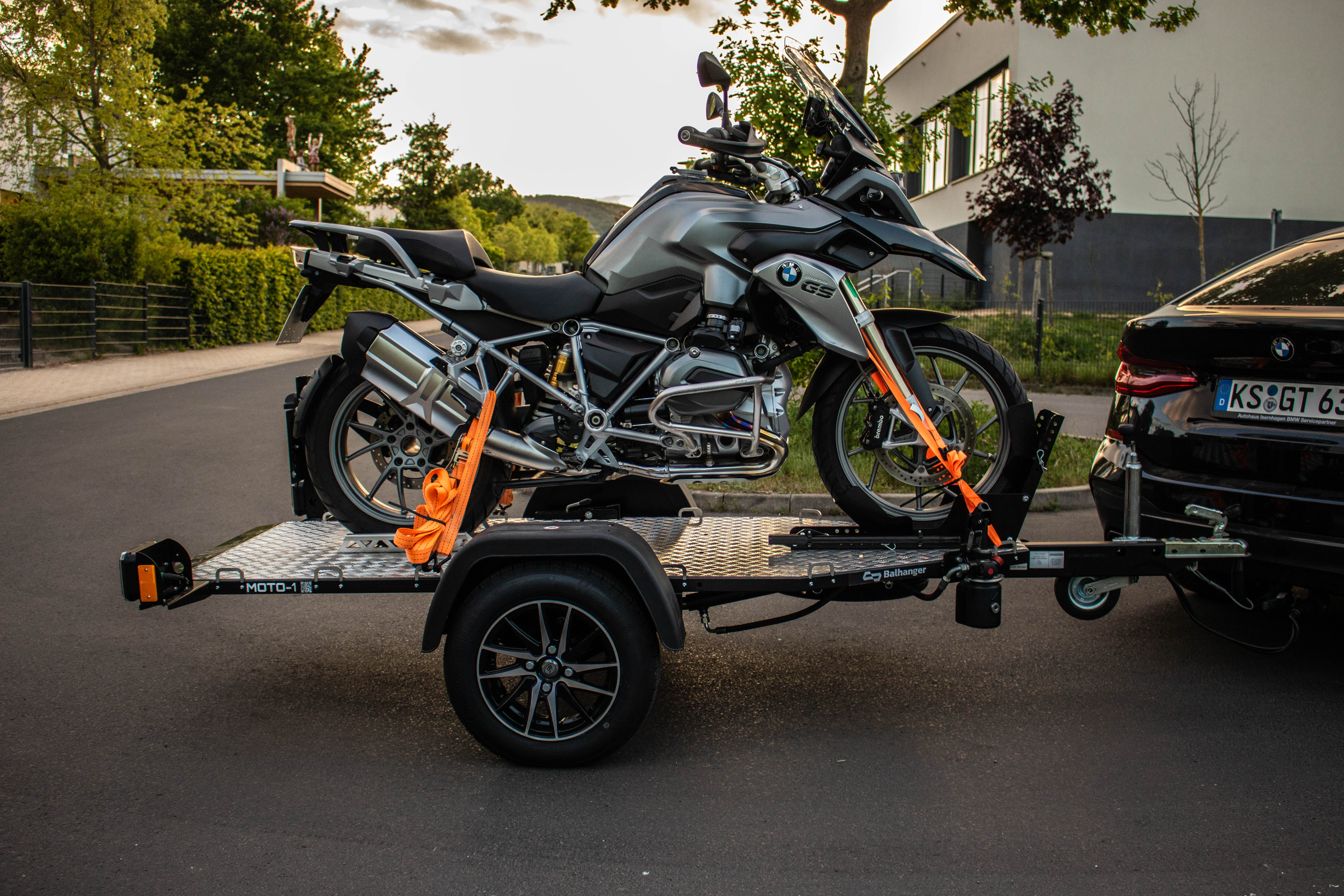 Motorradanhänger mit Auffahrrampe